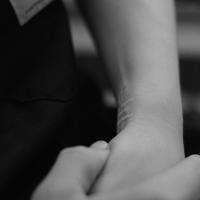 Screenshot fra selvskadefilm med ar på arm