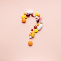Illustration med et spørgsmålstegn lavet af piller til Vælg Klogt fra Danske Patienter